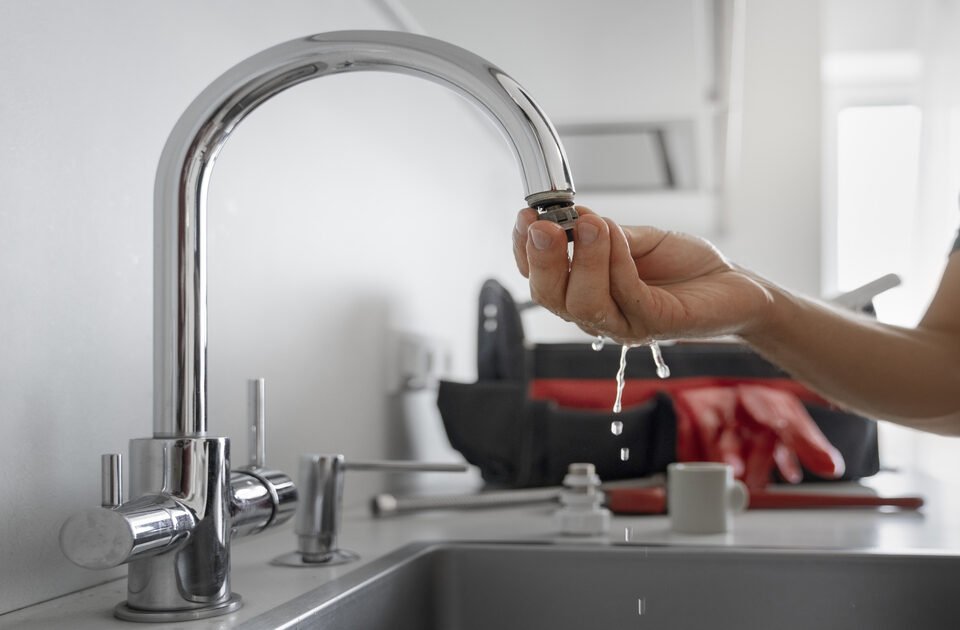 torneira vazamento gerando desperdício de água