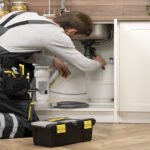 Profissional identificando vazamento de água na cozinha