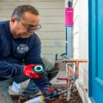 Profissional realizando teste de vazamento de água