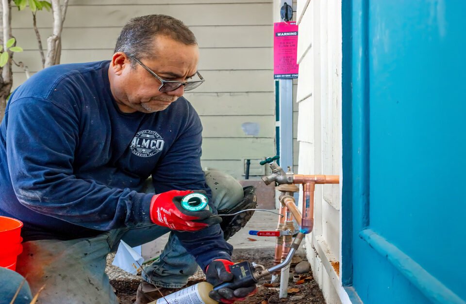 Profissional realizando teste de vazamento de água