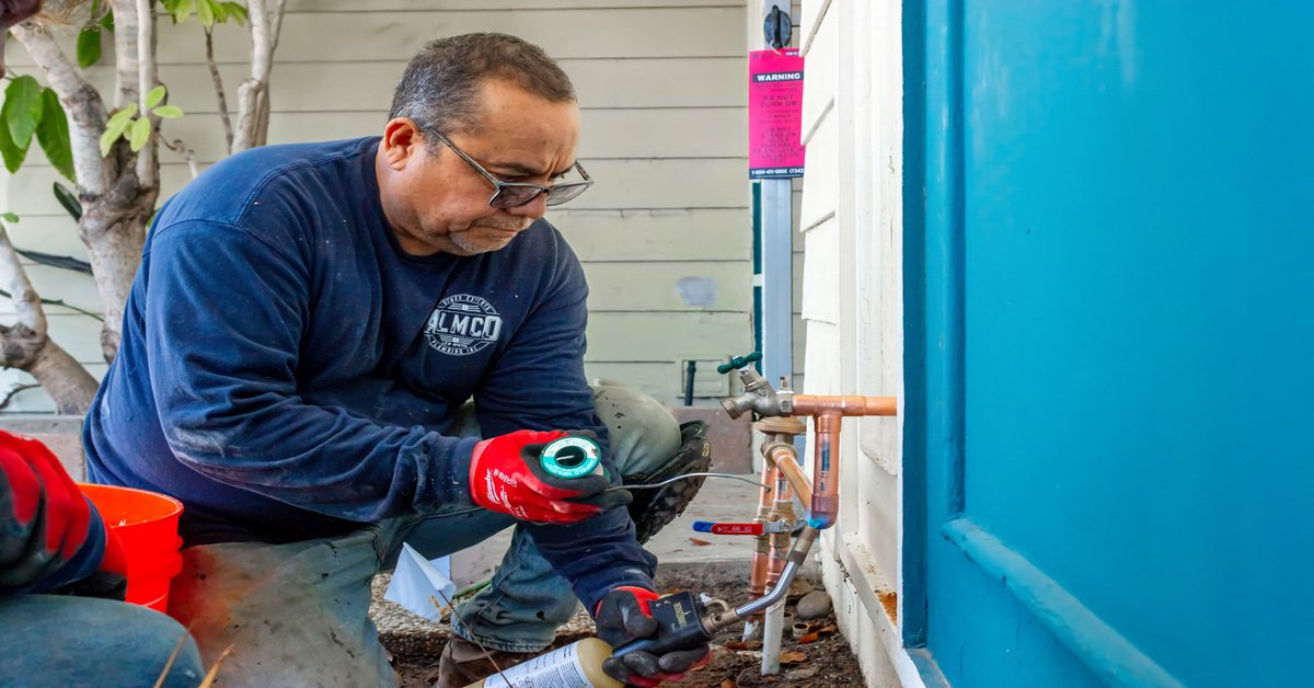 Profissional realizando teste de vazamento de água