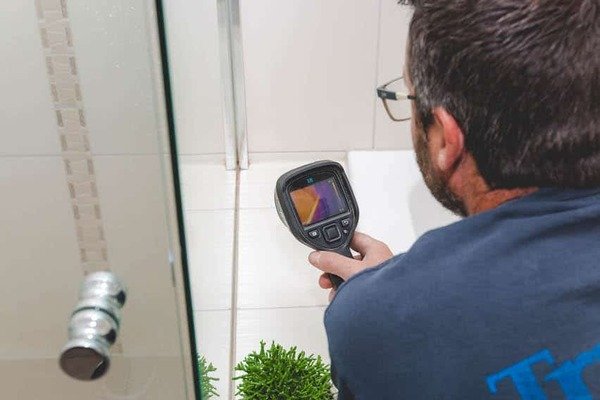 Profissional realizando teste de vazamento oculto de água