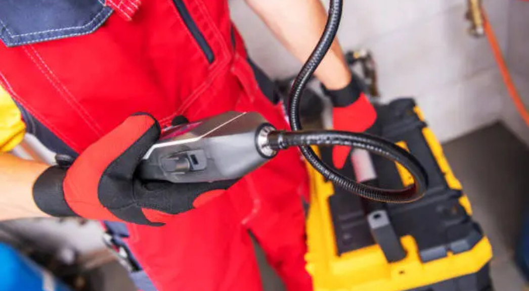 Técnico usando geofone para caça vazamento em Alphaville